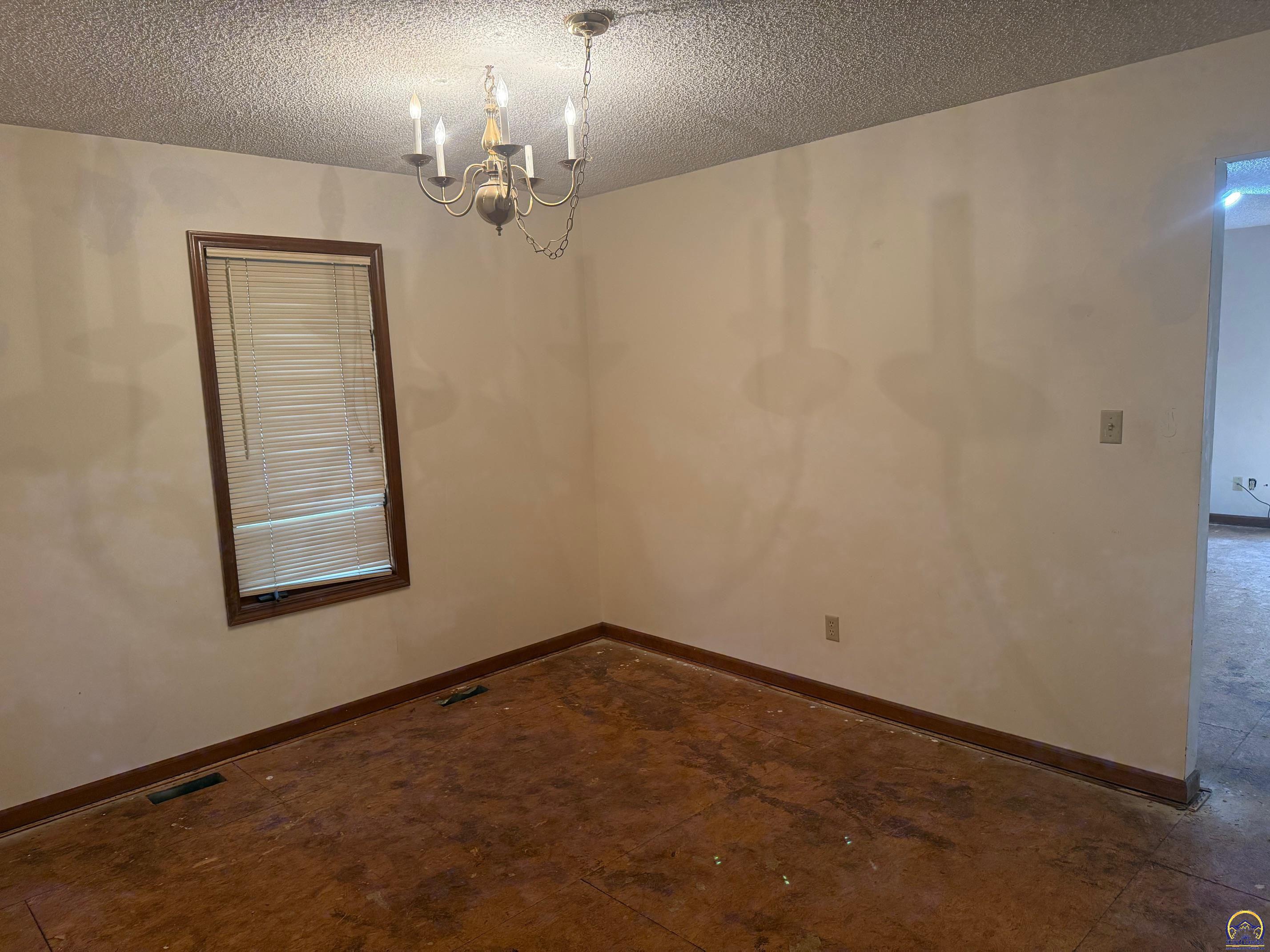 2509 Southwest Staffordshire Road Topeka, KS 66614 - Photo 14 of 28