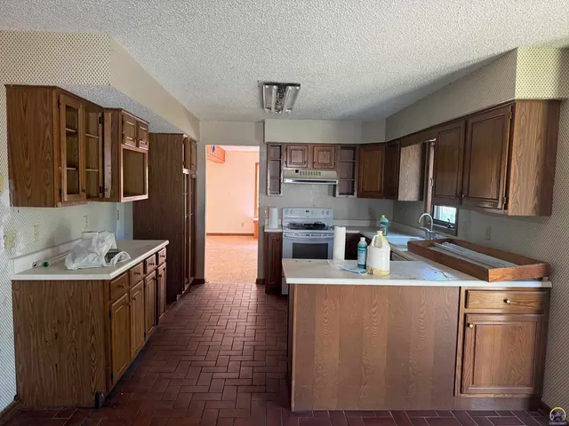 $229,900 | 2509 Southwest Staffordshire Road, Topeka, KS 66614