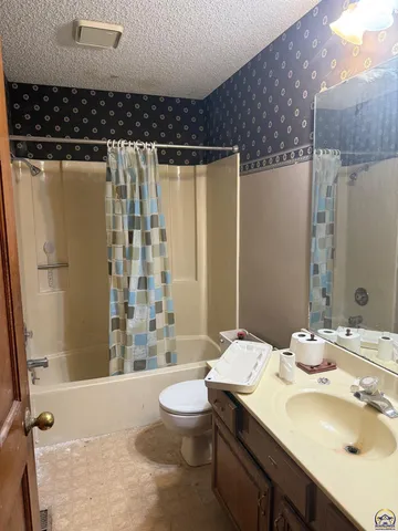 $229,900 | 2509 Southwest Staffordshire Road, Topeka, KS 66614