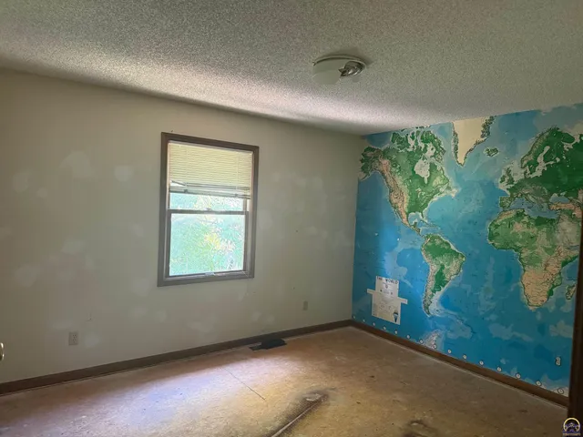 $229,900 | 2509 Southwest Staffordshire Road, Topeka, KS 66614