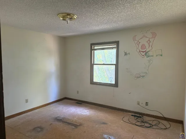 $229,900 | 2509 Southwest Staffordshire Road, Topeka, KS 66614