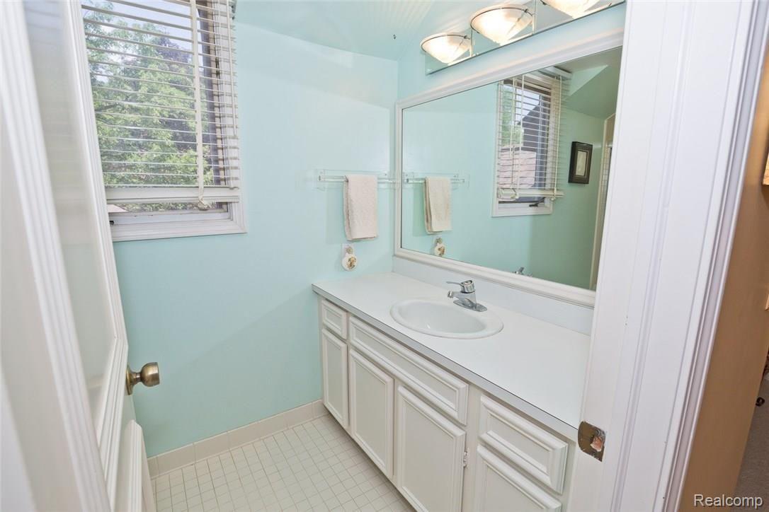 1855 Wingate Road Bloomfield Hills, MI 48302 - Photo 20 of 37 Second full Bathroom on upper floor