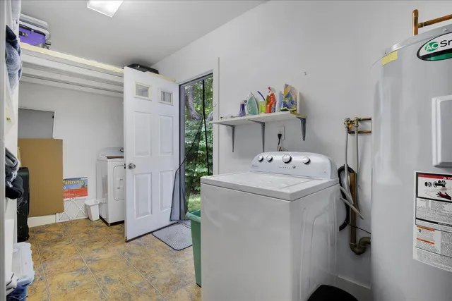 a view of a house with backyard and garden