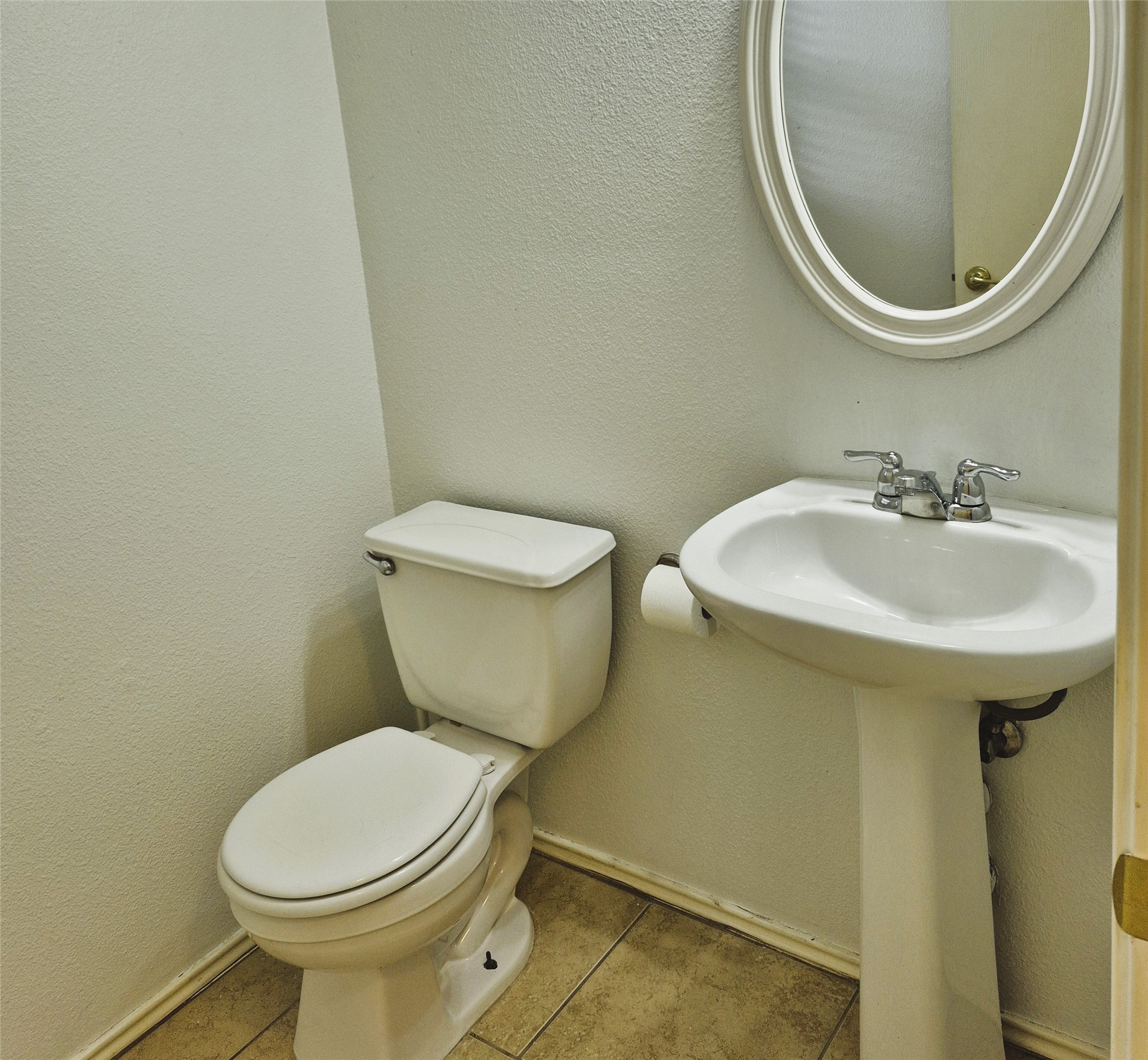 1139 Emmitt Run Austin, TX 78721 - Photo 11 of 30 Half bath, 1st floor