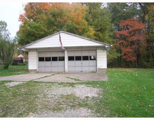 646 Frankfort Road Monaca, PA 15061 - Photo 6 of 8 Parking Lot/Garage.