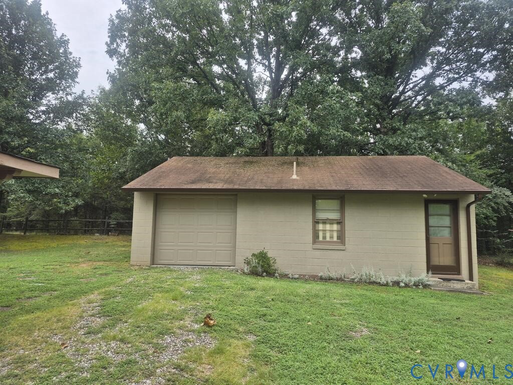 519 Buffalo Heights Road Farmville, VA 23901 - Photo 26 of 38 Single-story residence featuring a spacious garage