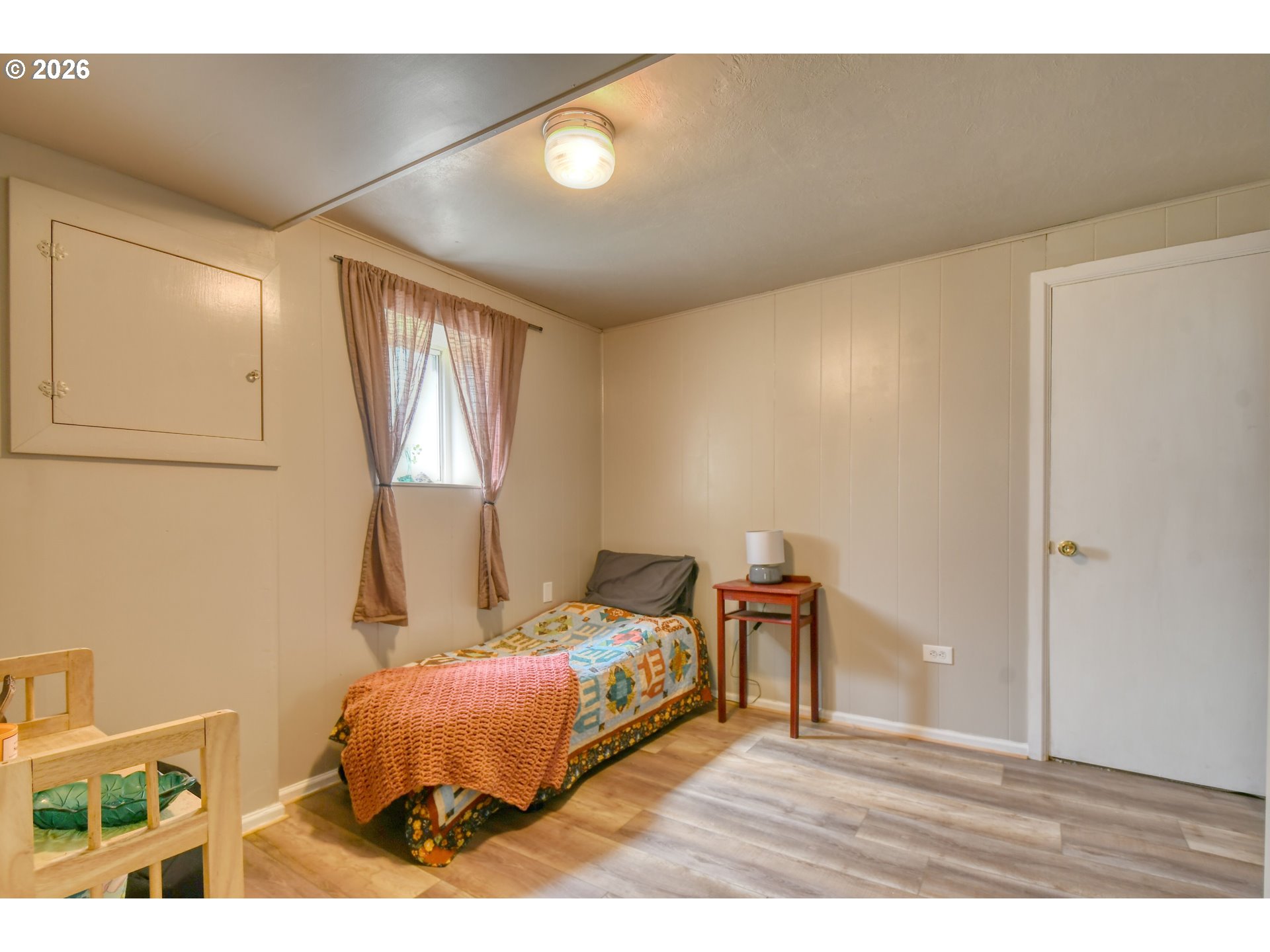 402-404 Northwest 7th Street Pendleton, OR 97801 - Photo 29 of 38 a bedroom with a bed and a potted plant