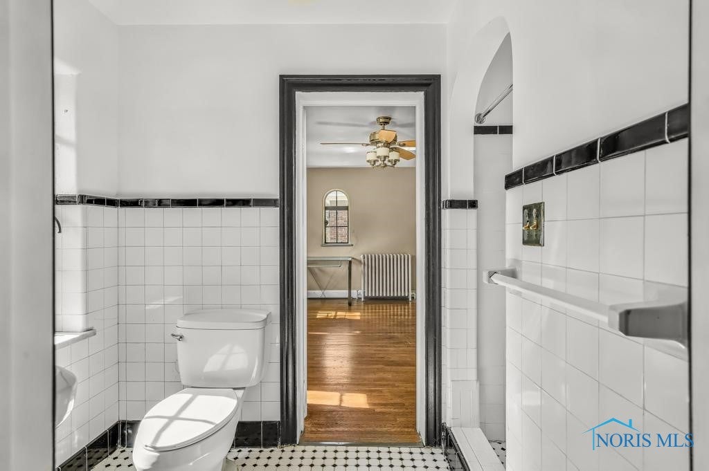 1935 Shenandoah Road Toledo, OH 43607 - Photo 25 of 45 Jack-and-Jill Upper Full Bathroom