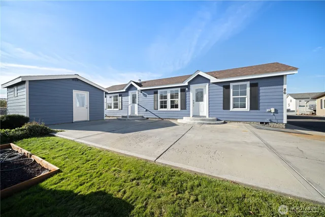 a view of a house with yard and garage