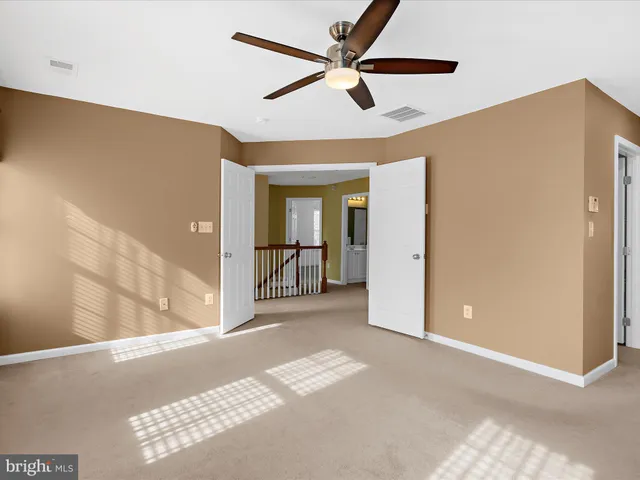 a view of a house with backyard and garden