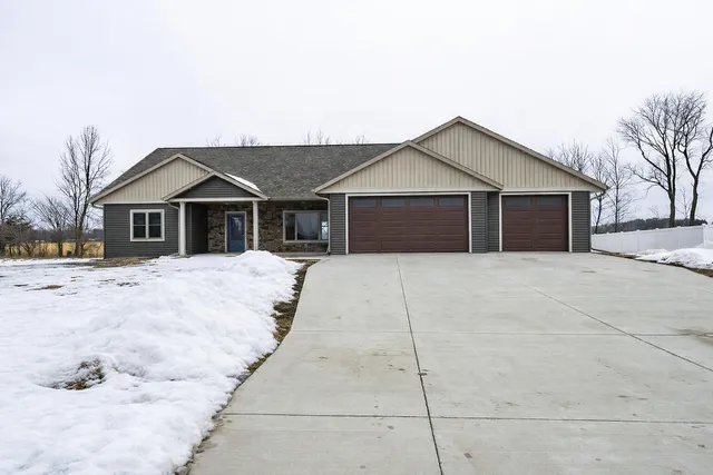 $699,900 | W24362 Fairway Lane, Trempealeau, WI 54661