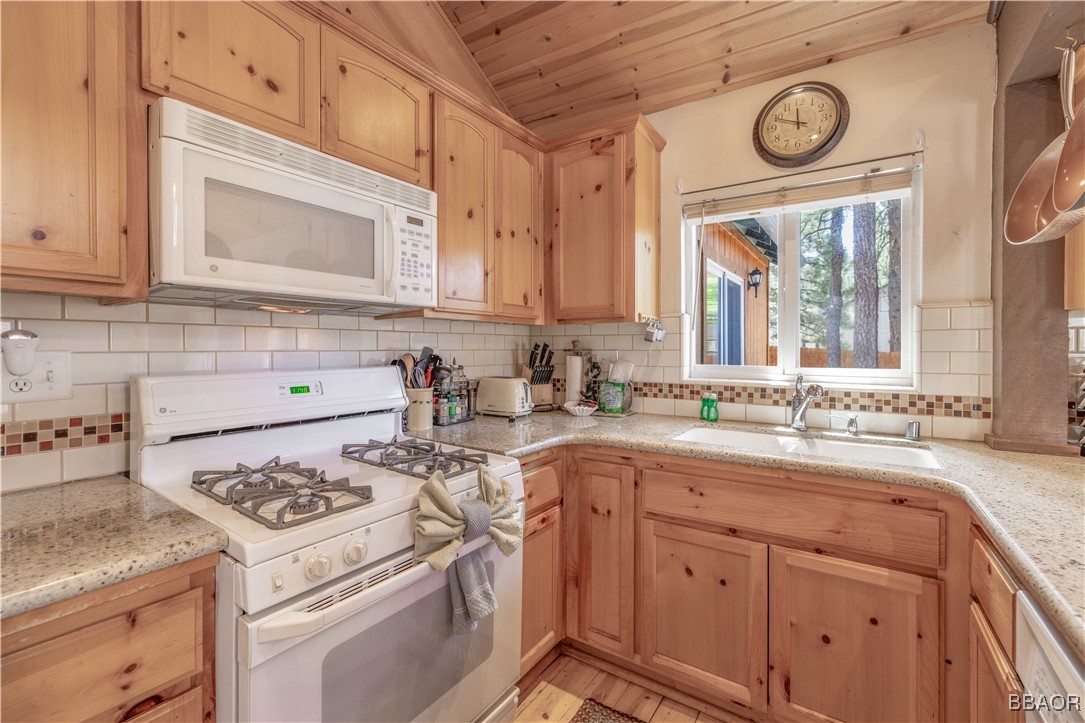 43132 Moonridge Road Big Bear Lake, CA 92315 - Photo 6 of 24