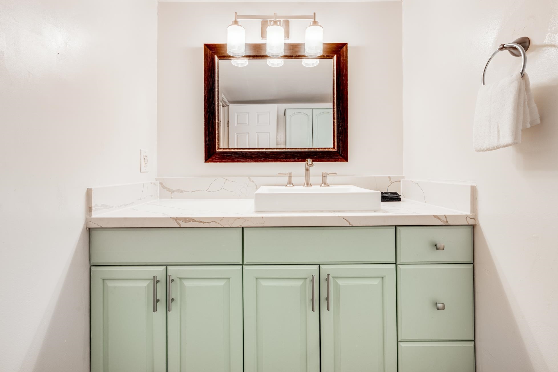 811 South Kihei Road, Unit 5D Kihei, HI 96753 - Photo 22 of 39 a bathroom with a sink vanity and a mirror