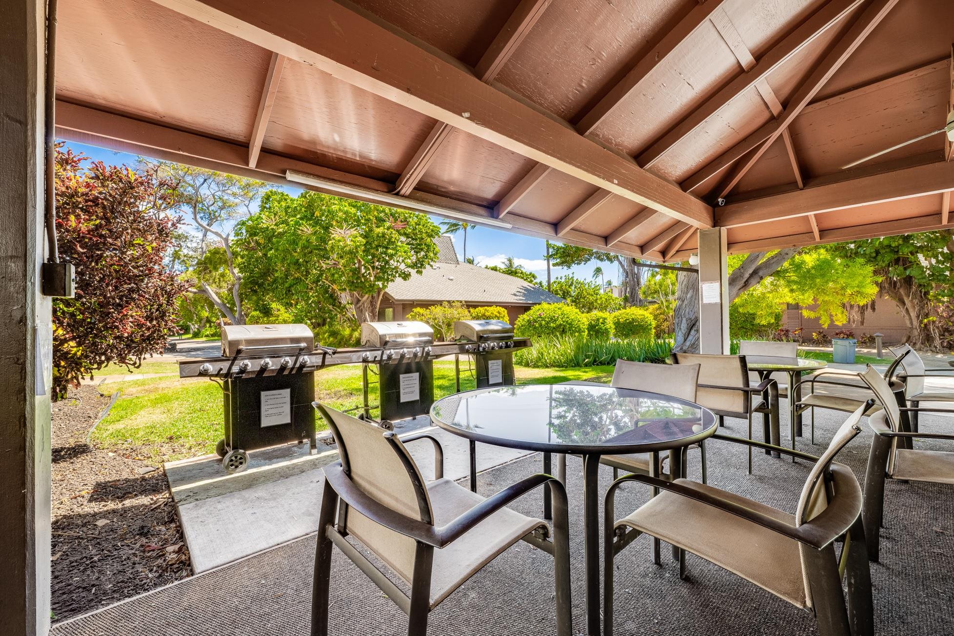 811 South Kihei Road, Unit 5D Kihei, HI 96753 - Photo 38 of 39 a view of a patio with table and chairs and potted plants