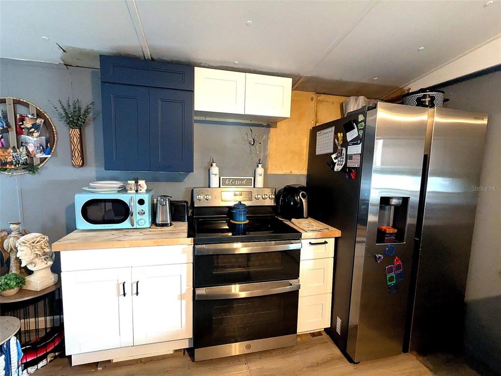 53 Sunset Circle Lake Alfred, FL 33850 - Photo 4 of 13 a kitchen with a stove and a refrigerator