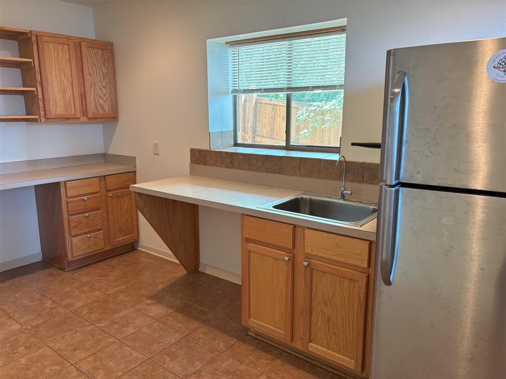 20998 Kiva Circle Flint, TX 75762 - Photo 32 of 40 a kitchen with stainless steel appliances granite countertop a refrigerator and a sink