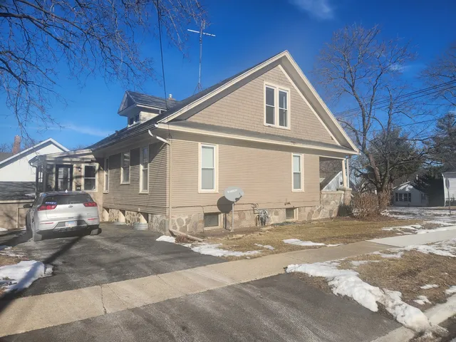 $1,450 | 422 South Jefferson Street, Unit 2, Woodstock, IL 60098