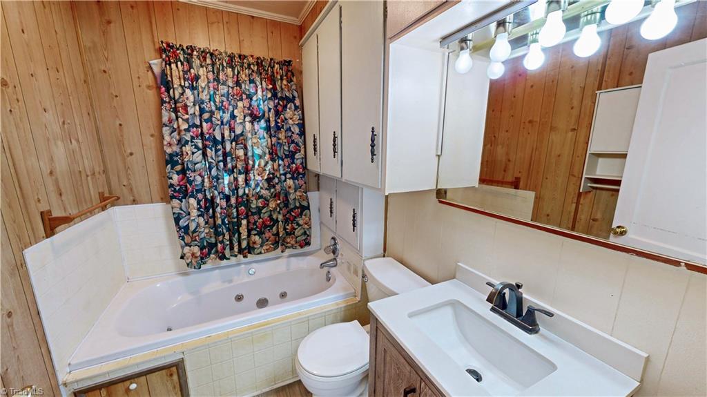 201 Kendall Mill Road Thomasville, NC 27360 - Photo 19 of 30 Jetted Tub/Bathroom