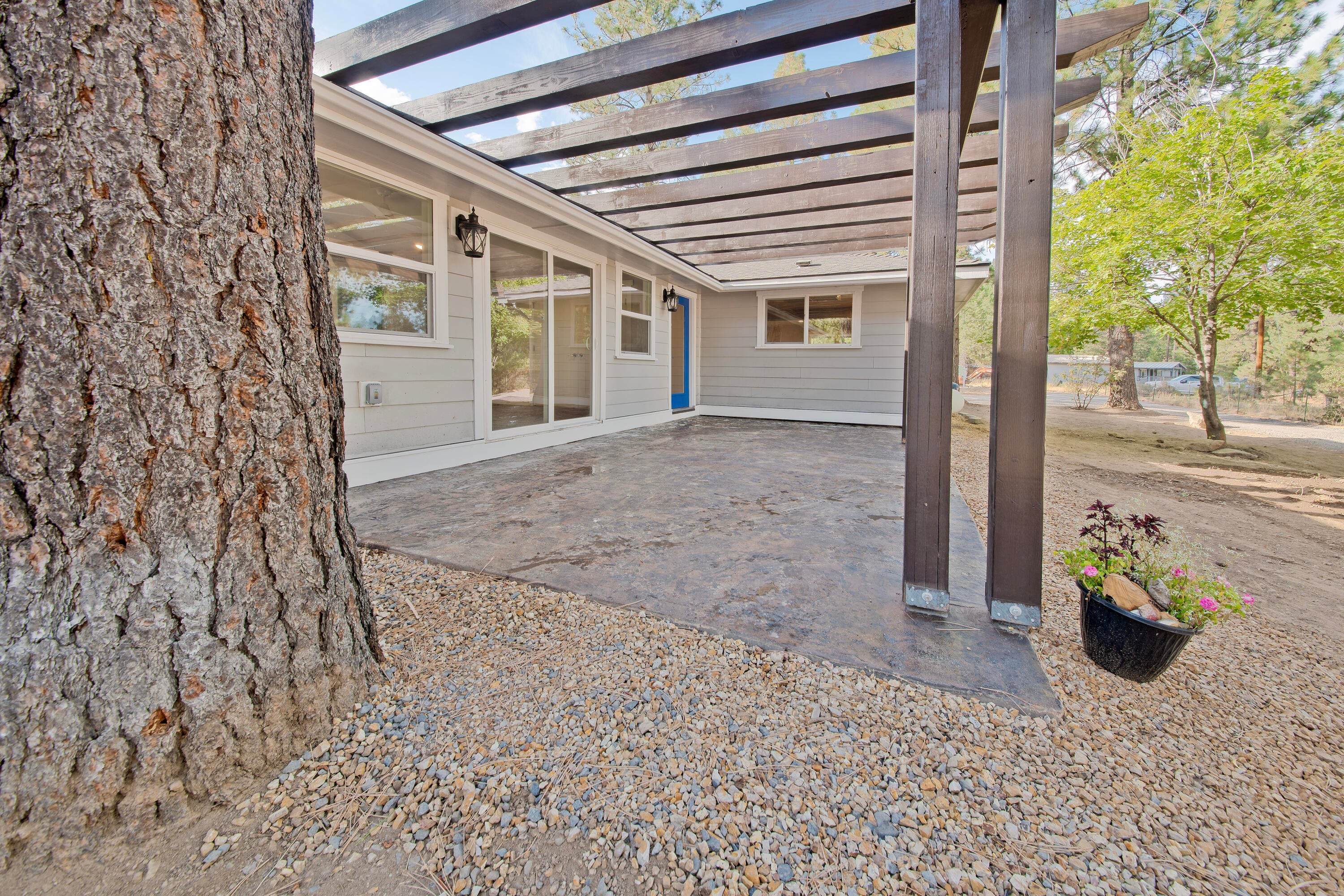 19341 Apache Road Bend, OR 97702 - Photo 6 of 28 patio