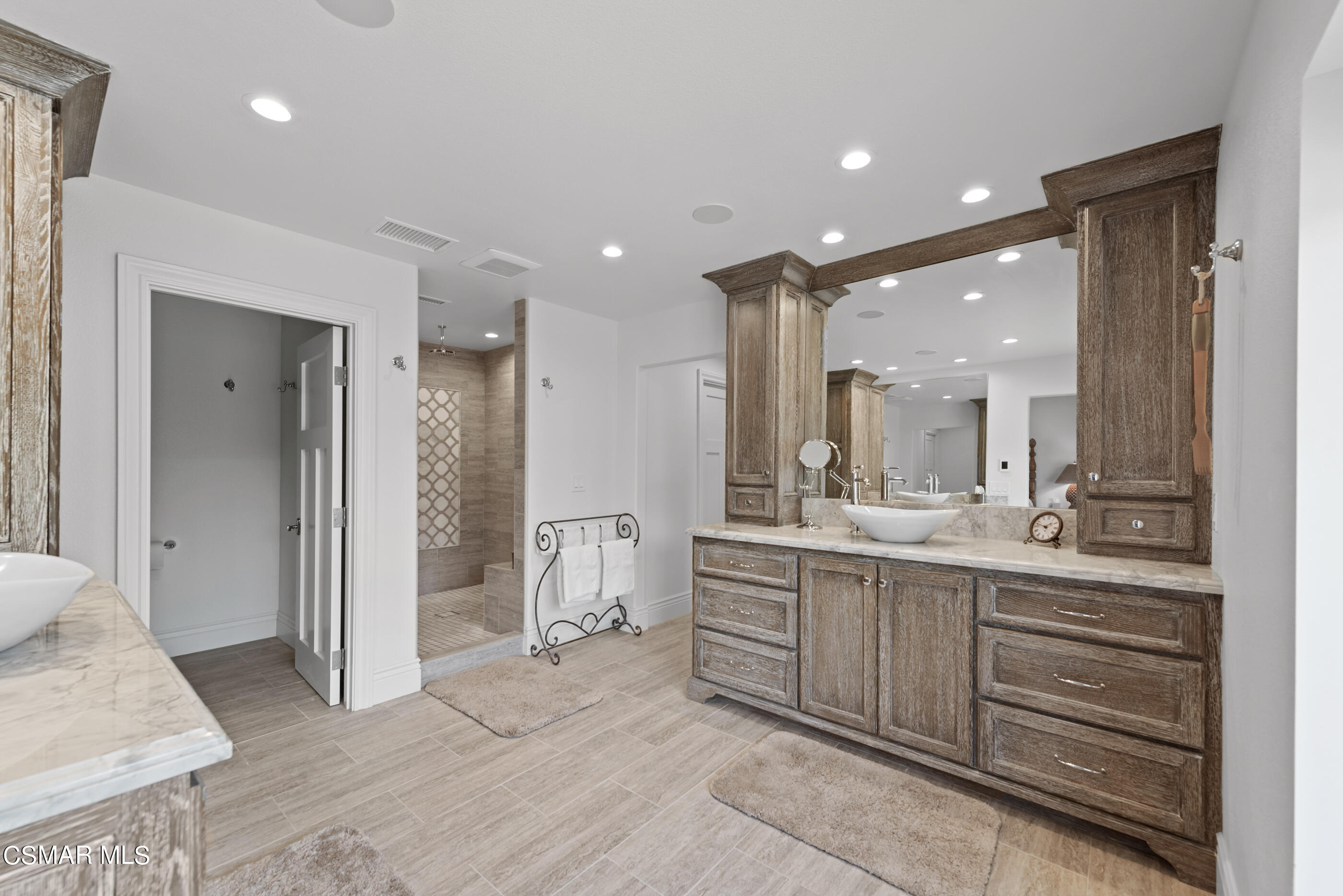 525 Aqueduct Court Simi Valley, CA 93065 - Photo 50 of 98 a bathroom with a double vanity sink and a mirror