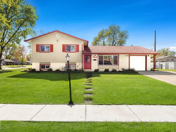 a view of a house with a yard