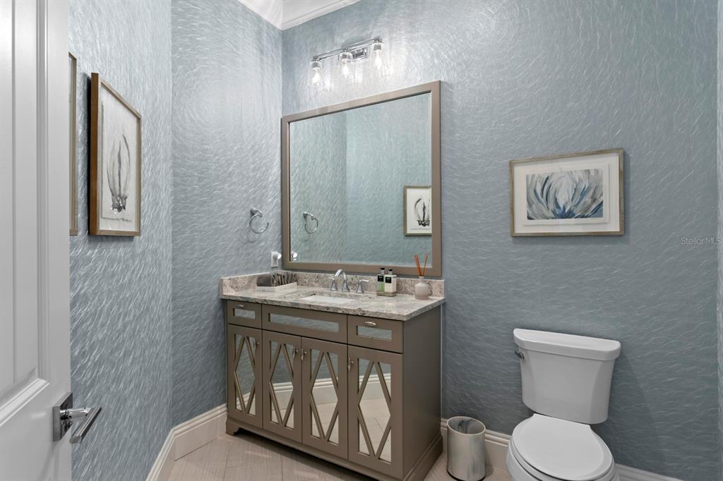 2604 South Bryant Circle Tampa, FL 33629 - Photo 23 of 49 a bathroom with a toilet a sink and mirror