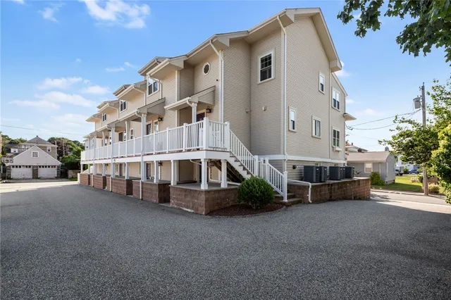 $3,200 | 50 Clemence Street, Unit 50, Cranston, RI 02920