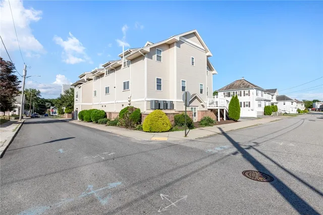$3,200 | 50 Clemence Street, Unit 50, Cranston, RI 02920