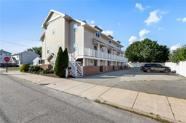 $3,200 | 50 Clemence Street, Unit 50, Cranston, RI 02920