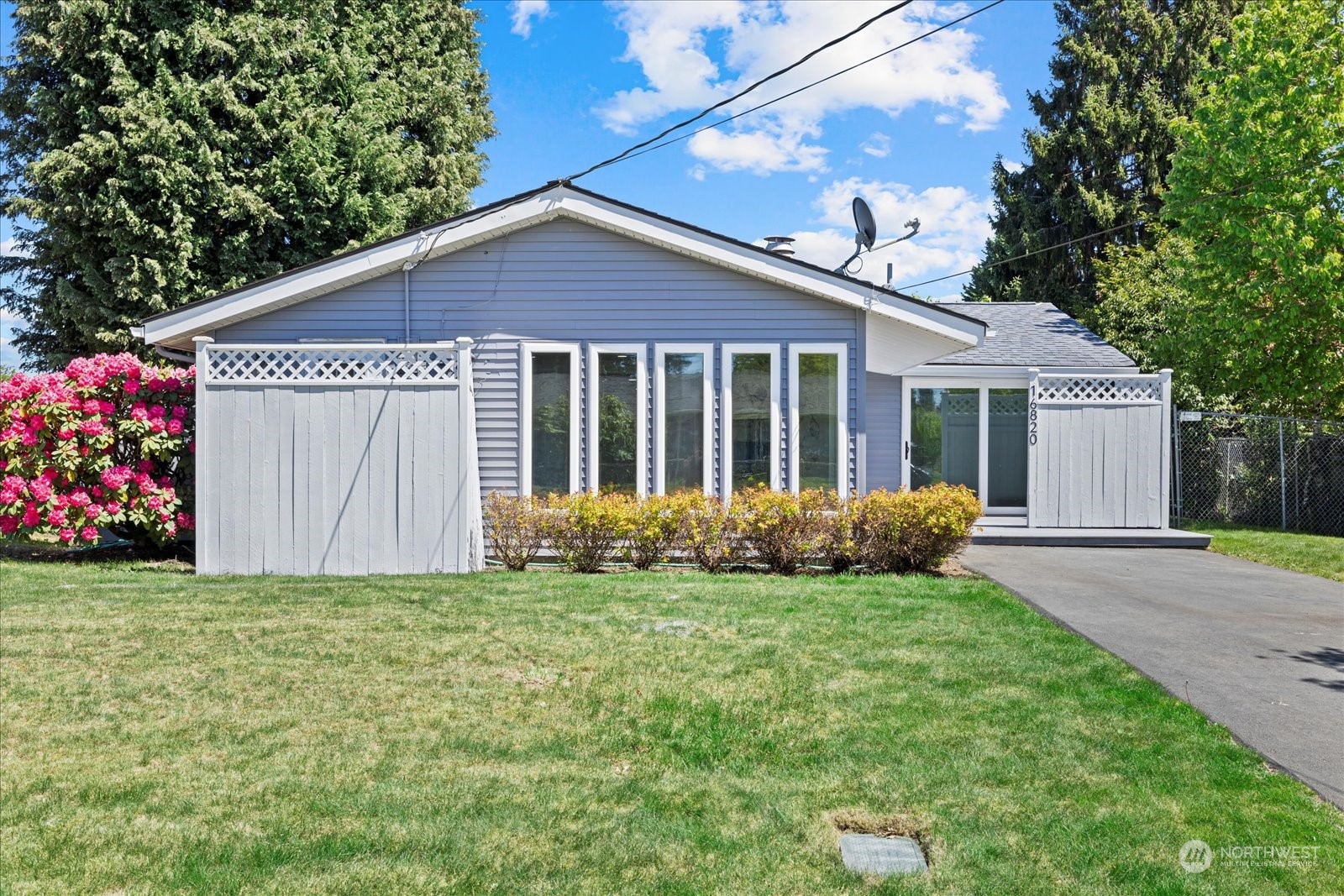 a view of a house with a yard