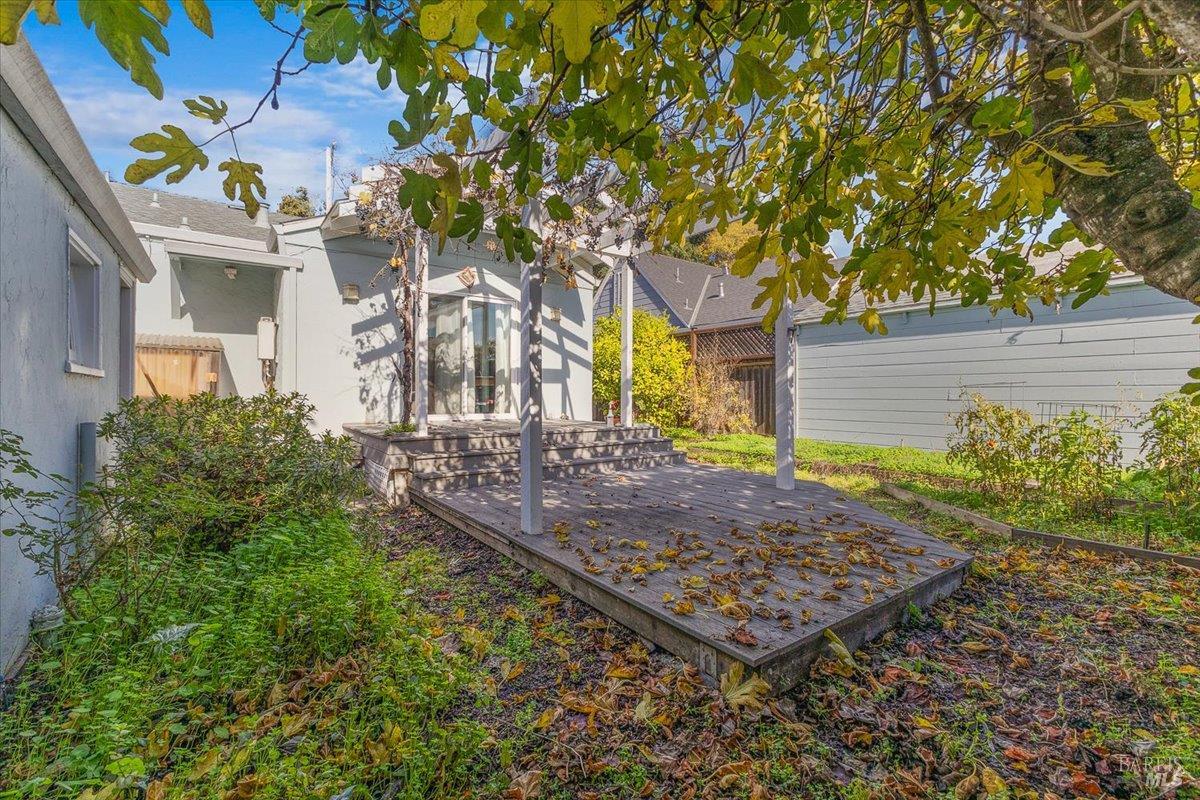 130 11th Street Santa Rosa, CA 95401 - Photo 23 of 50 a view of a yard in front of house