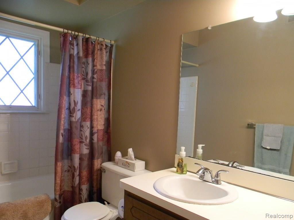 54771 Shelby Road, Unit 75 Utica, MI 48316 - Photo 9 of 13 Bathroom