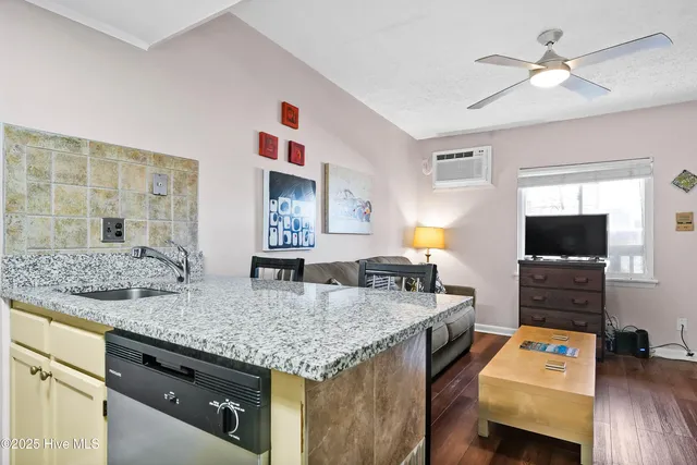 $257,900 | 118 Dock Street, Unit 11, Wilmington, NC 28401