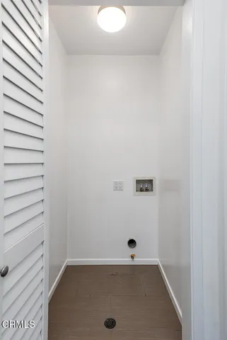 a view of entryway with furniture