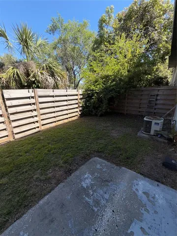 a view of a backyard