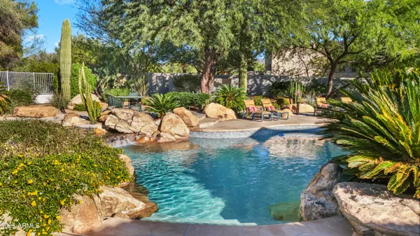 a view of yard with green space