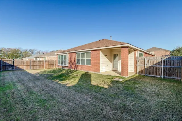a view of a house with backyard