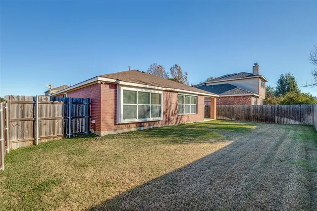a view of a house with backyard and garden
