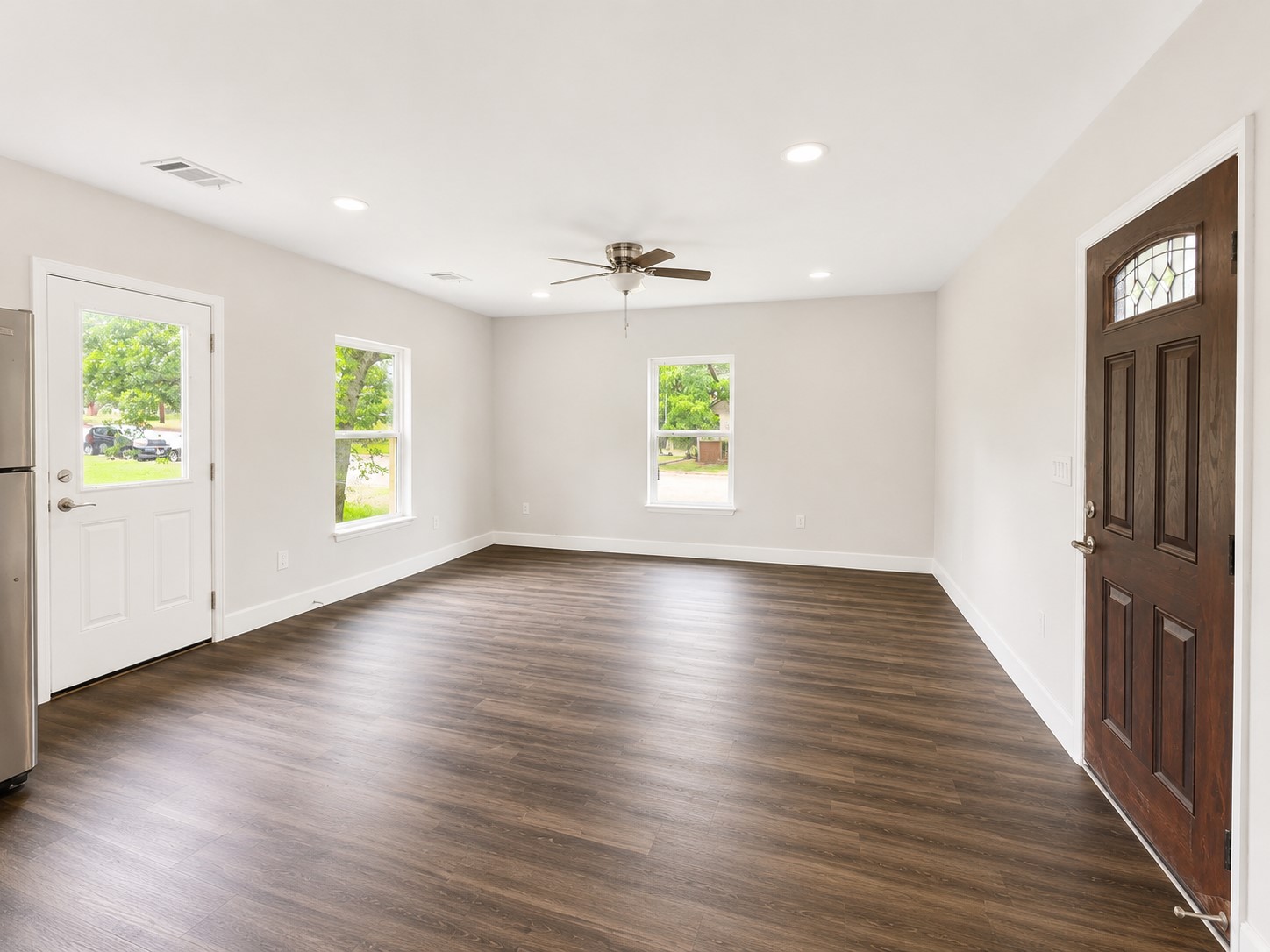 904 East Austin Street Luling, TX 78648 - Photo 4 of 12 A welcoming space