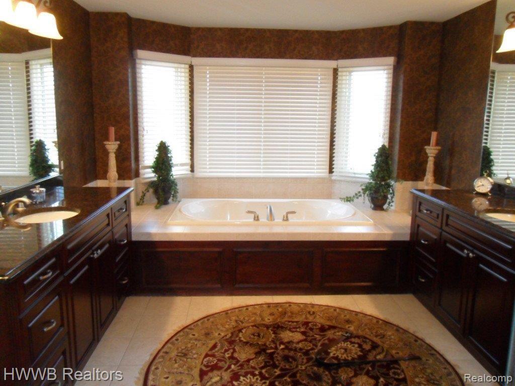 5570 Leeds Court Rochester, MI 48306 - Photo 14 of 24 14-Mst Bath.JPG