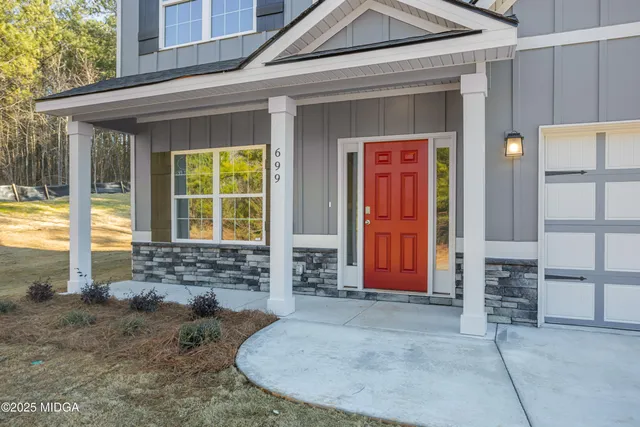 a view of entrance front of the house