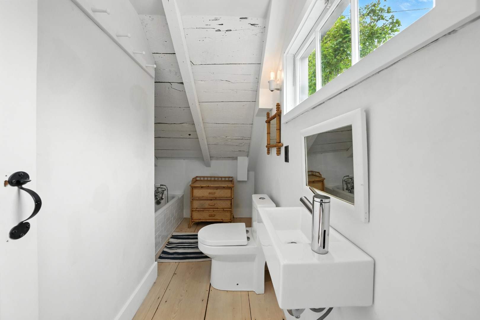 27 North Liberty Street Nantucket, MA 02554 - Photo 25 of 40 2nd Floor Guest Bath