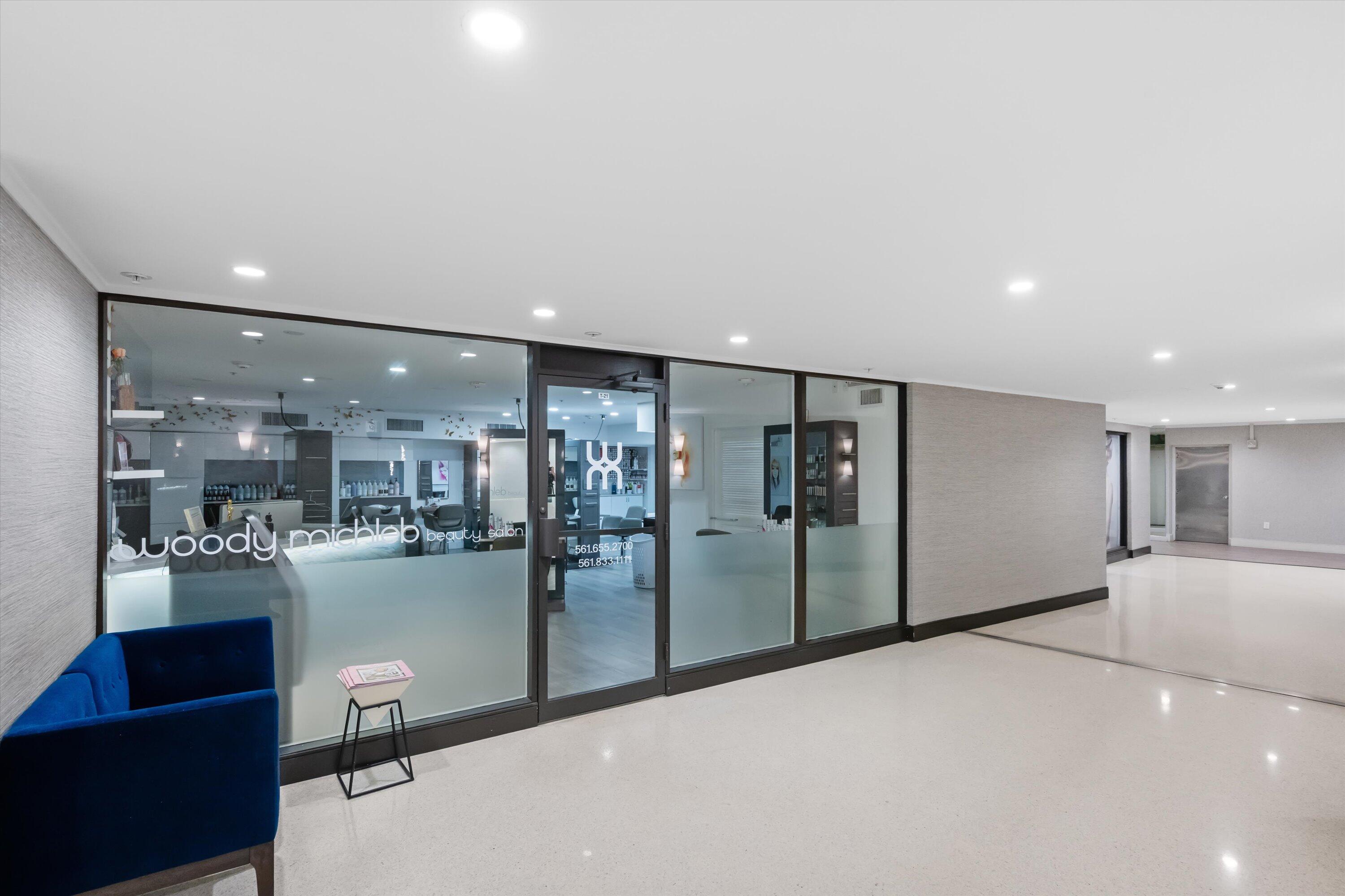 44 Cocoanut Row, Unit T27 Palm Beach, FL 33480 - Photo 27 of 40 a view of a living room and chandelier