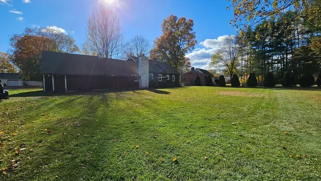 a view of a yard with a house