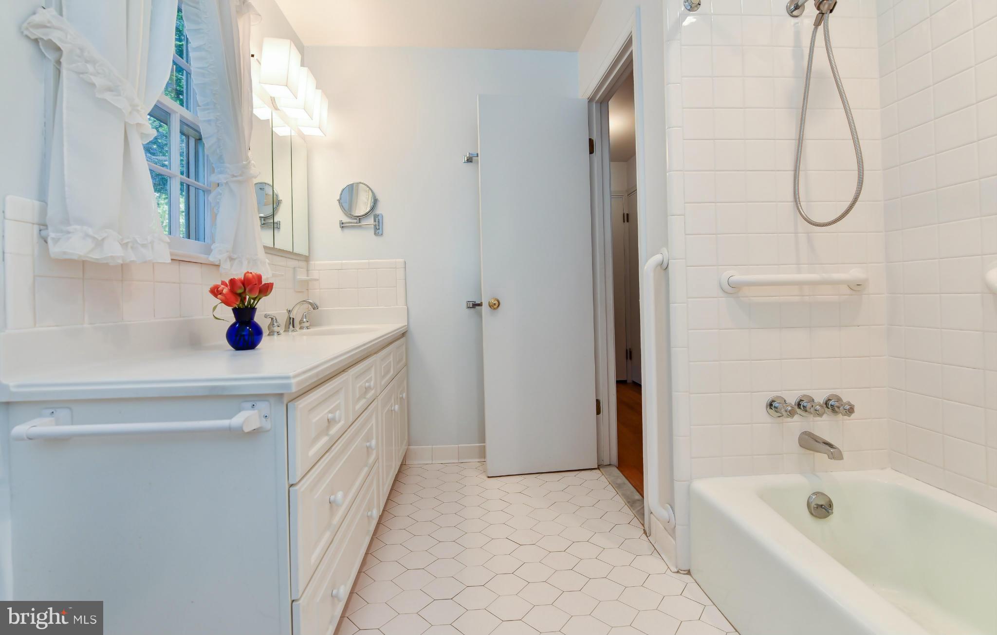 8703 Brook Road McLean, VA 22102 - Photo 20 of 30 Bath