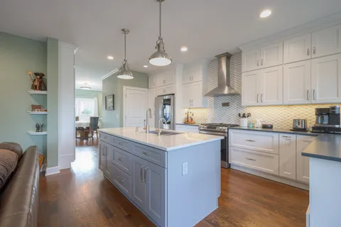 $779,900 | 6752 Autumnwood Drive, Nashville, TN 37221