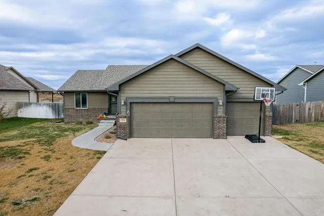 $284,900 | 260 Sunrise Circle, Rose Hill, KS 67133