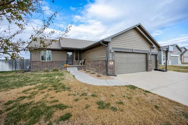 $284,900 | 260 Sunrise Circle, Rose Hill, KS 67133
