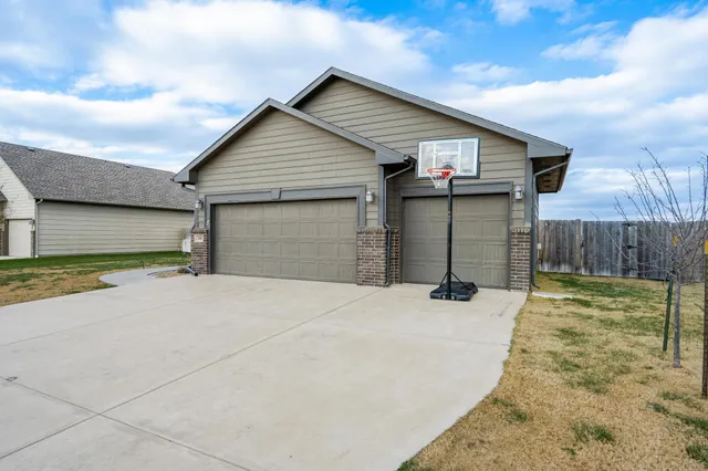 $284,900 | 260 Sunrise Circle, Rose Hill, KS 67133