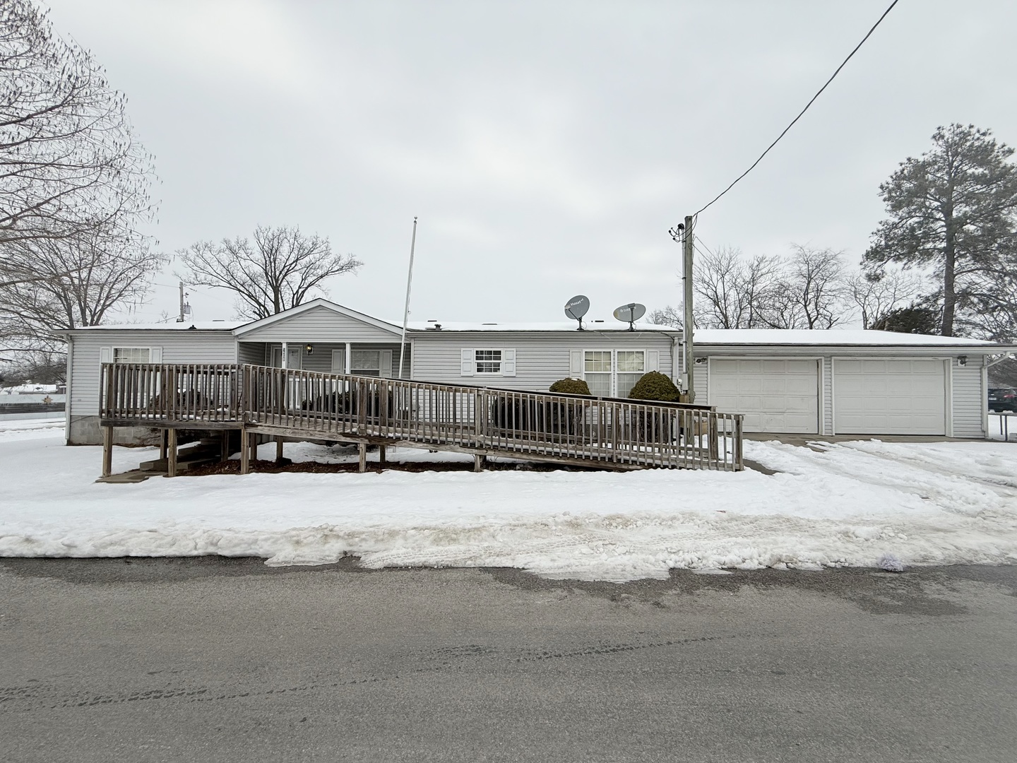 410 West Mable Street Harrisburg, IL 62946 - Photo 1 of 17